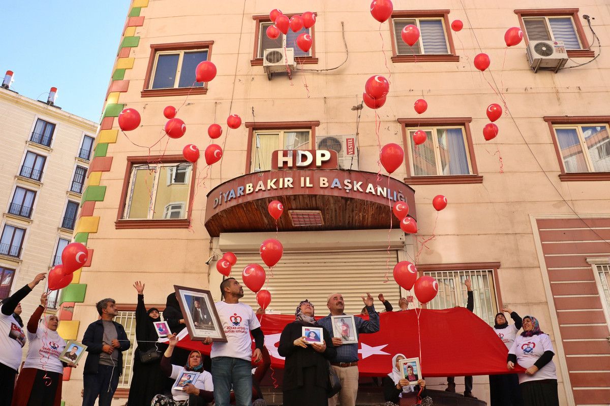 Diyarbakır'da çocukları izleyen aileler Türk balonlarını gökyüzüne fırlattı #1