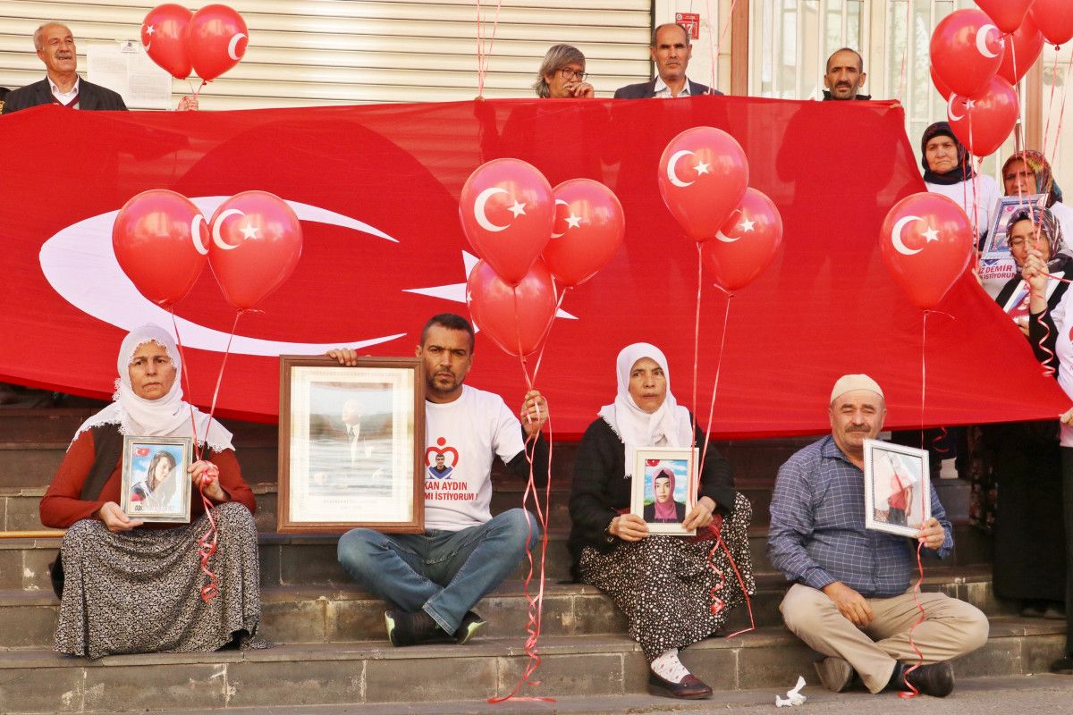 Diyarbakır'da çocuklarını izleyen aileler 3 numaralı Türk bayrağını uçuran balonları fırlattı