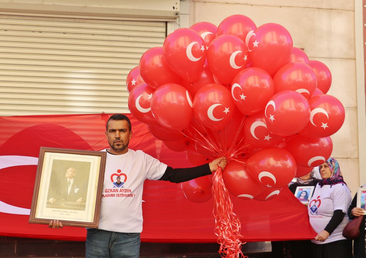 Diyarbakır'da çocukları izleyen aileler Türk balonlarını gökyüzüne fırlattı #2