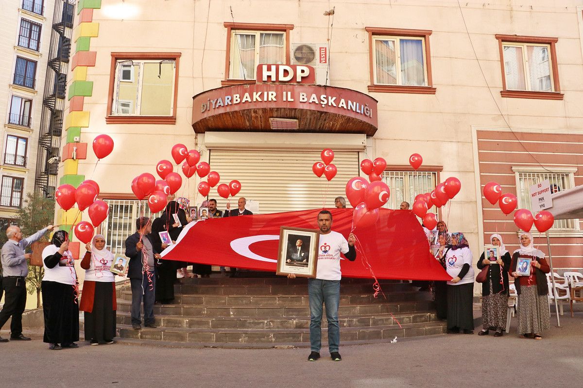 Diyarbakır'da çocuklarını izleyen aileler 4 numaralı Türk bayrağıyla balon fırlattı