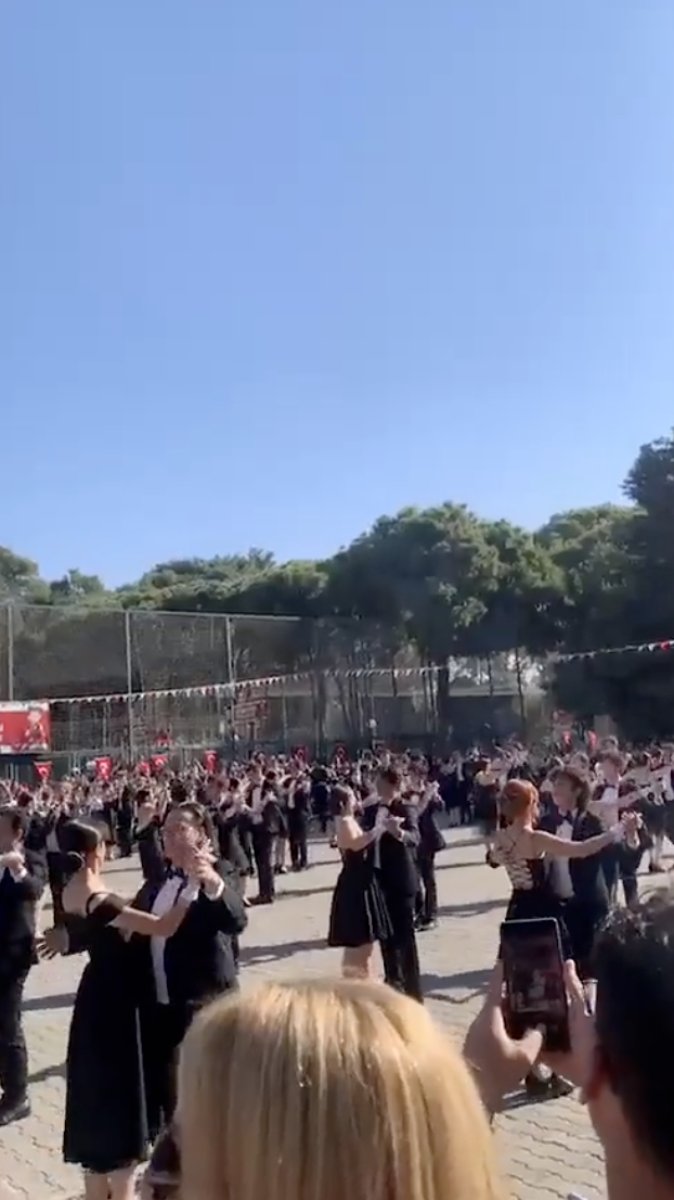 İzmir'de lise öğrencileri Cumhuriyet Bayramı'nı 2 Nolu Vals ile kutladı