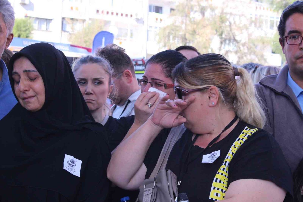 İzmir depreminde hayatını kaybedenler gözyaşlarıyla anılıyor #1