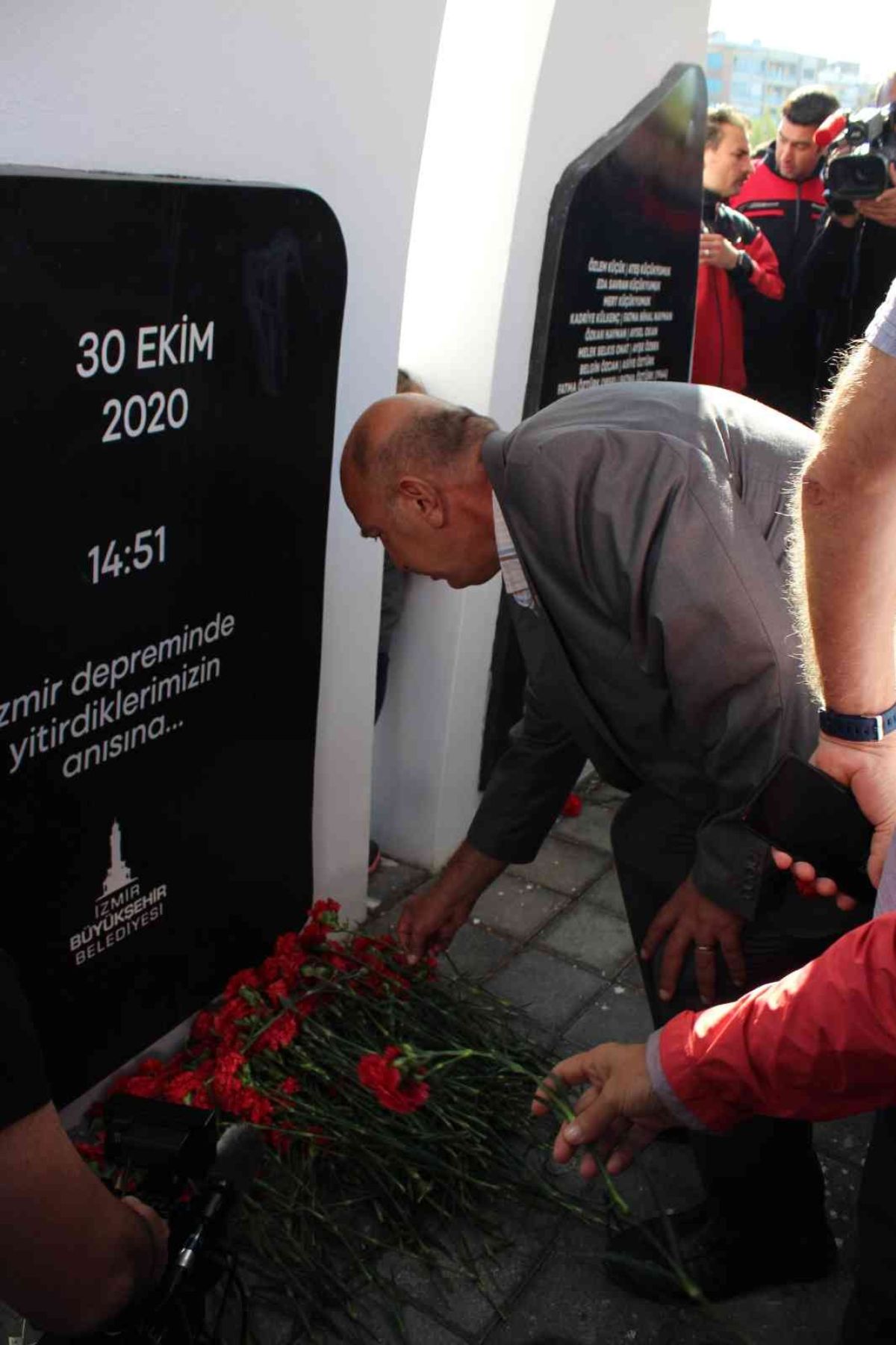 İzmir depreminde hayatını kaybedenler gözyaşlarıyla anılıyor #7