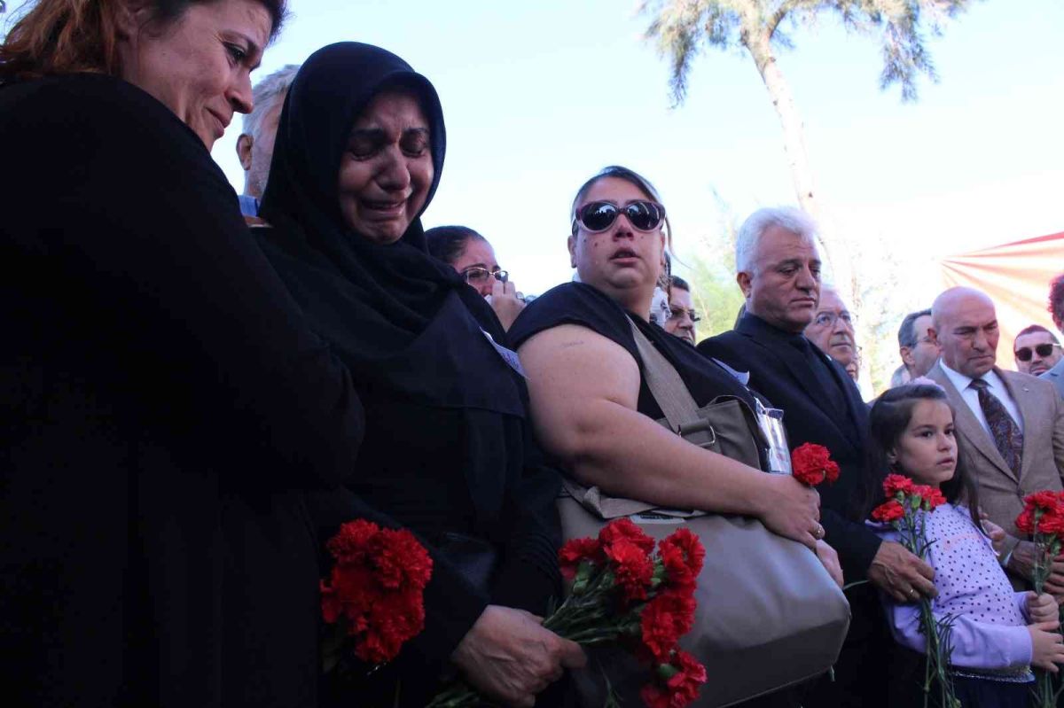 İzmir depreminde hayatını kaybedenler gözyaşlarıyla anılıyor #3