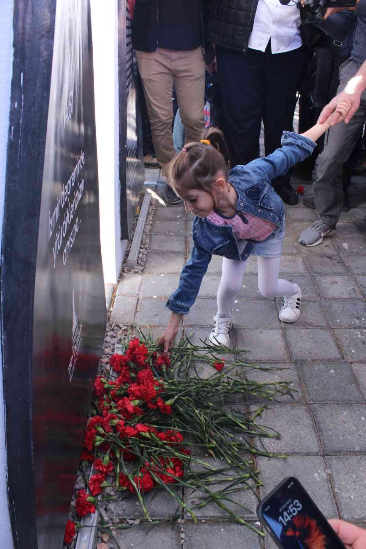 İzmir depreminde hayatını kaybedenler gözyaşlarıyla anılıyor #6