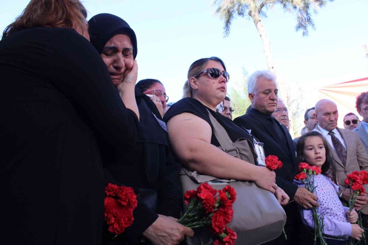 İzmir depreminde hayatını kaybedenler gözyaşlarıyla anılıyor #5