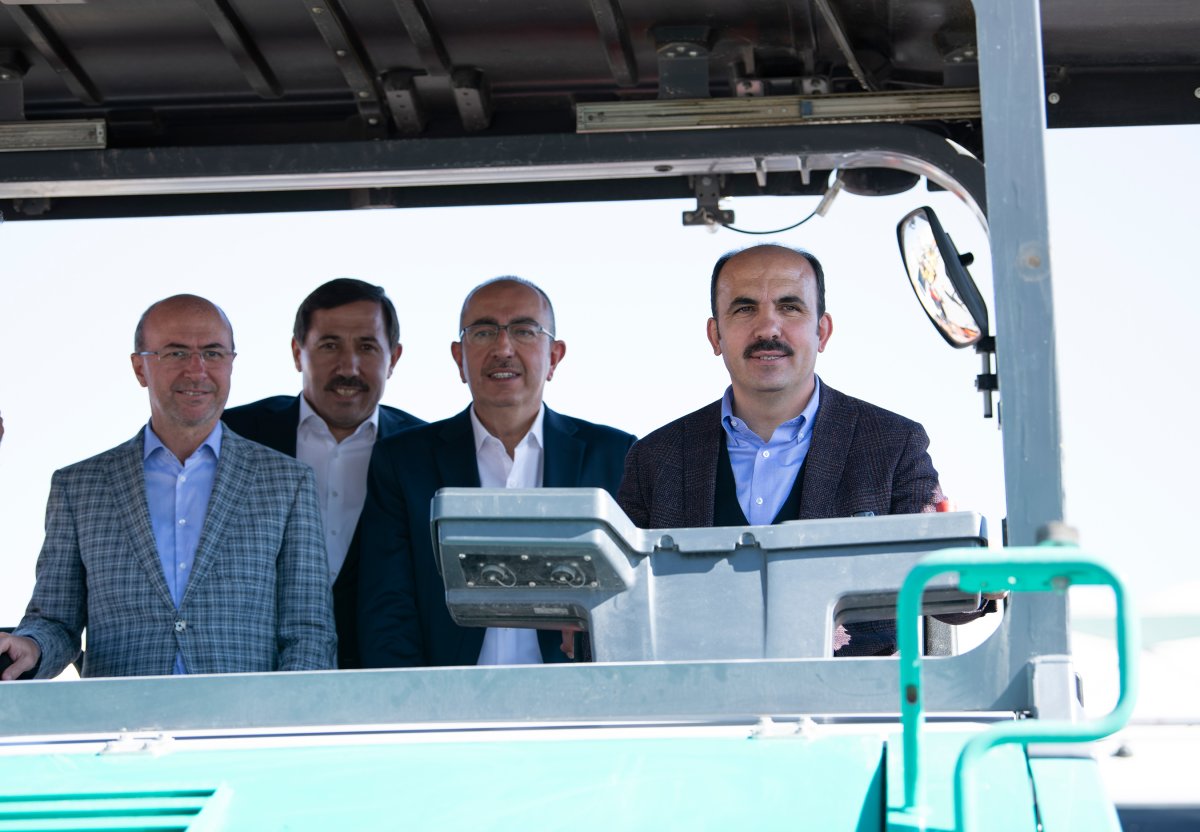 Konya Büyükşehir Belediye Başkanı Altay, 4 numaralı hisse ile satın alınan araçları tanıttı.