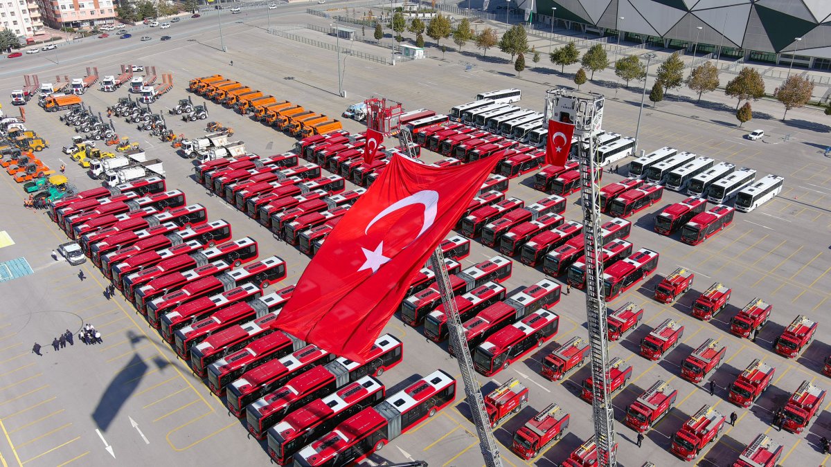 Konya Büyükşehir Belediye Başkanı Altay, #6 hisse ile satın aldığı araçları tanıttı