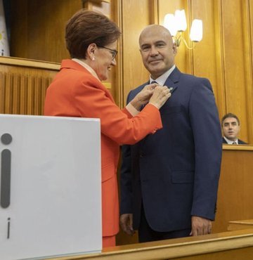 İYİ Genel Başkanı Meral Akşener, grup toplantısında partisine katılan eski AKP Balıkesir Milletvekili Turhan Chomes'e parti rozetini takdim etti.
