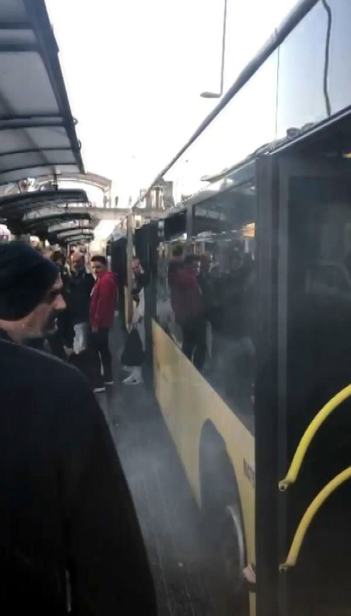 Avcılar #4'te metrobüs yolcuları lastiğinden yükselen dumanla tahliye edildi