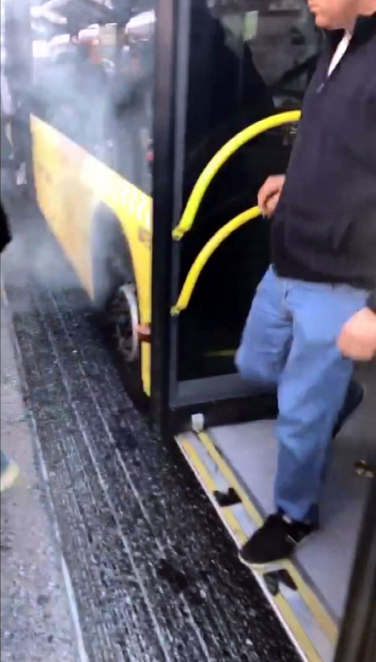 Avcılar #3'te metrobüs yolcuları lastiğinden yükselen dumanla tahliye edildi