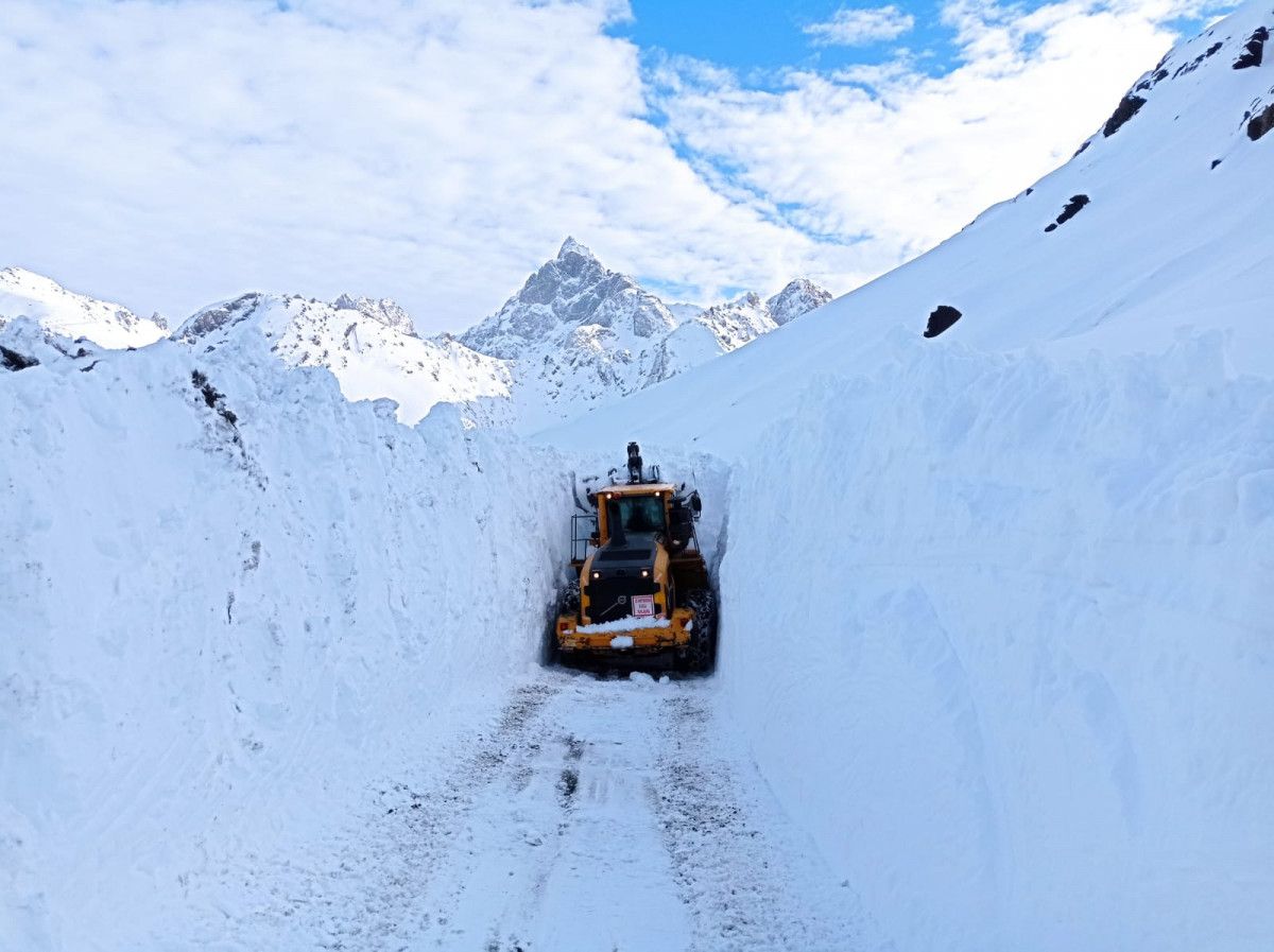 Hakkari 6. Askeri Üs alanına giden yolda kar kalınlığı 4 metreyi aşıyor