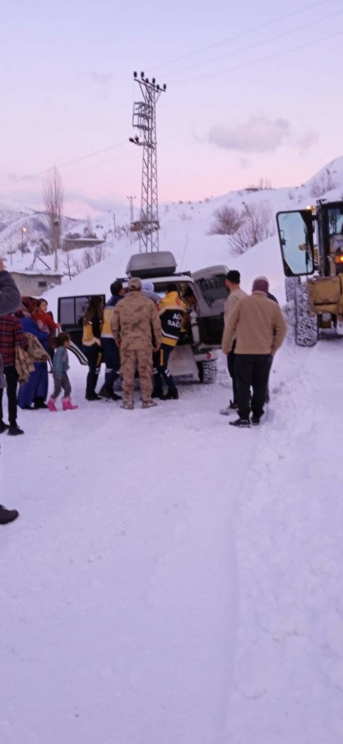 Kar Yolu 2'nin kapalı olduğu köyde apandisit hastası için seferber oldular