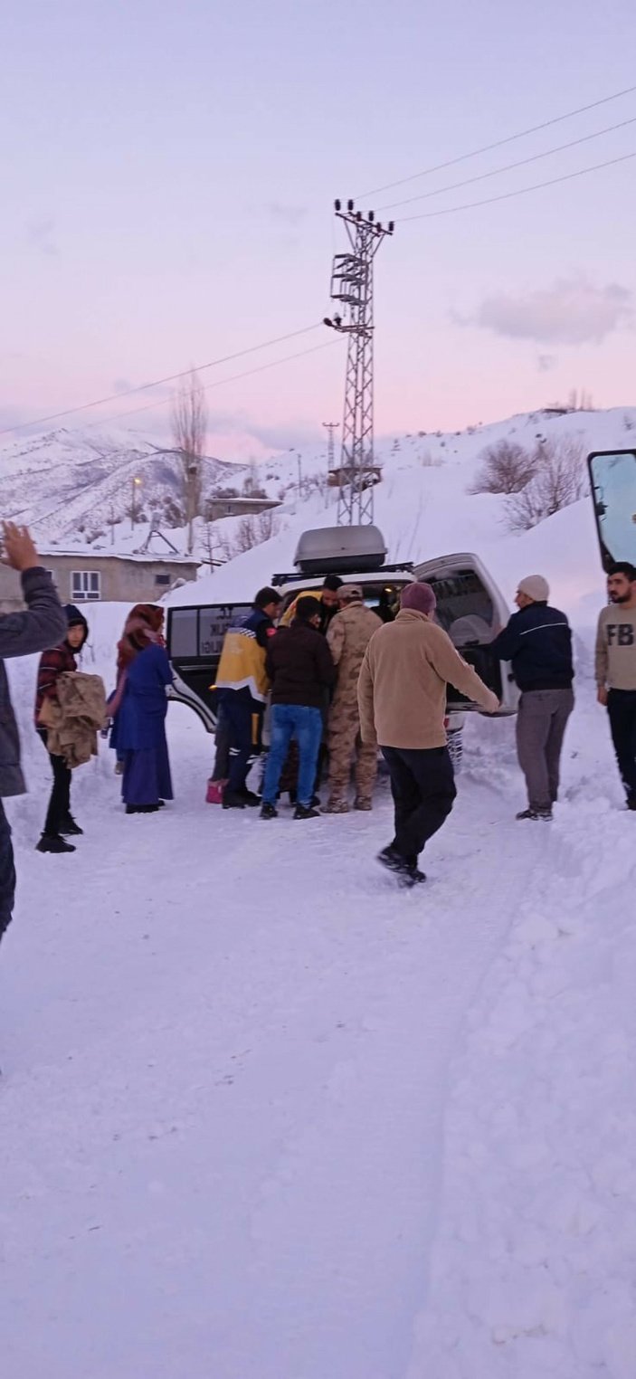 Kar Yolu 3'ün kapatıldığı köyde apandisit hastası için seferber oldular