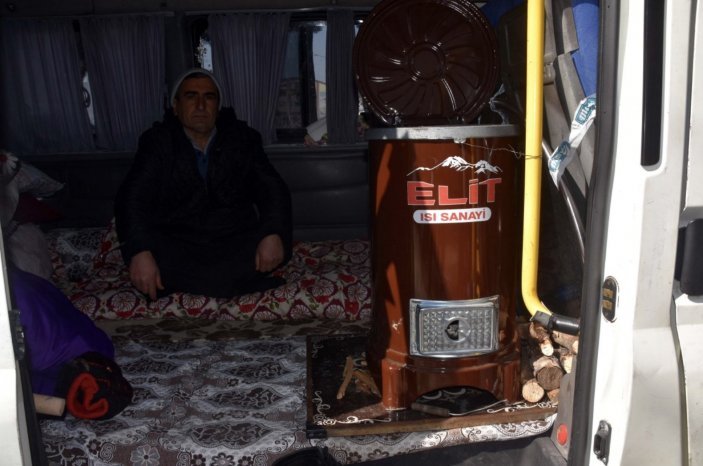 Kahramanmaraş'ta depremzedelerin ailesi soba kurdukları minibüste yaşıyor.