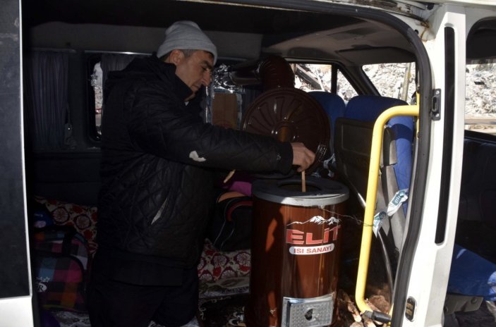 Kahramanmaraş'ta depremzedelerin ailesi soba kurdukları minibüste yaşıyor.