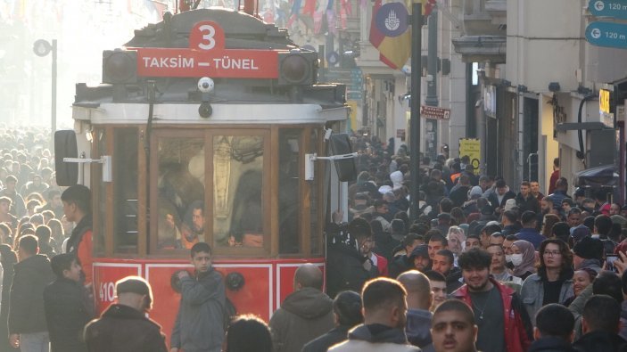 İstanbul'da vatandaşlar İstiklal Caddesi'ne akın etti