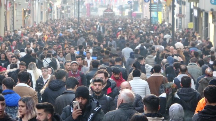 İstanbul'da vatandaşlar İstiklal Caddesi'ne akın etti