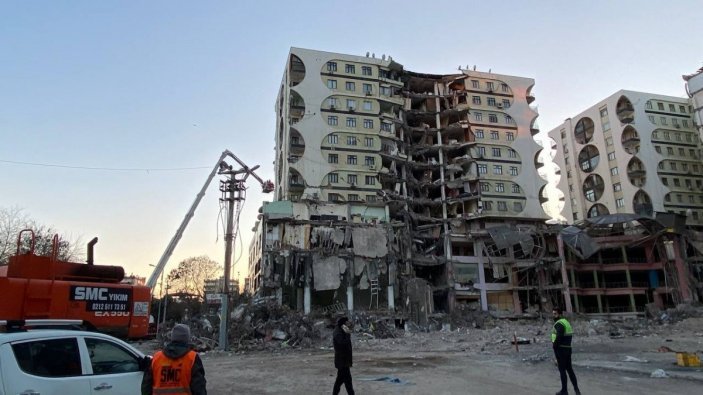 Diyarbakır'da yıkılan tek bloklu Galleria kompleksinde drone ile hayvan kurtarma operasyonu #2