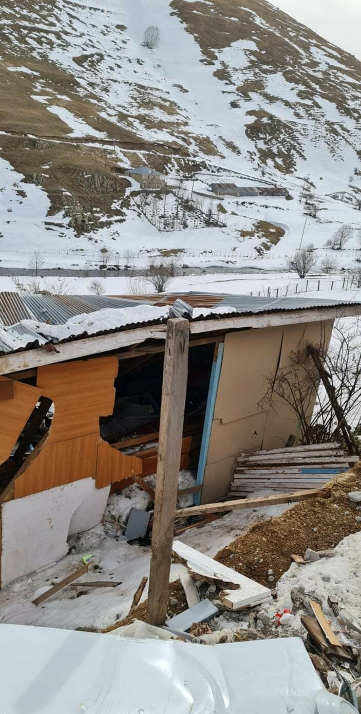 Ordu'da evin üzerine düşen kar 2 numaralı hasara neden oldu