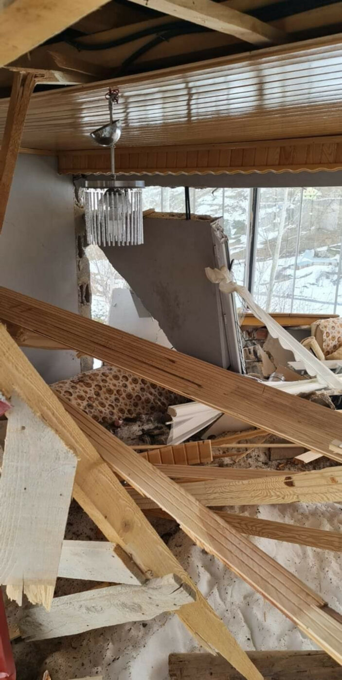 Ordu'da evin üzerine düşen kar 3 numaralı hasara neden oldu