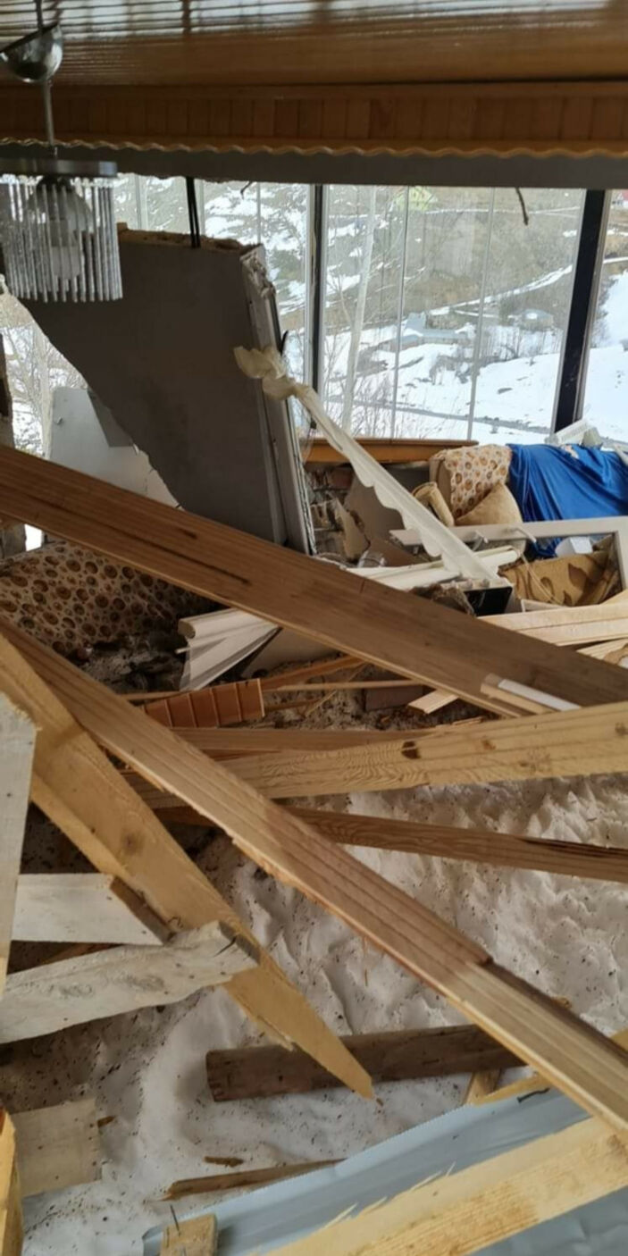 Ordu'da evin üzerine düşen kar 4 numaralı hasara neden oldu
