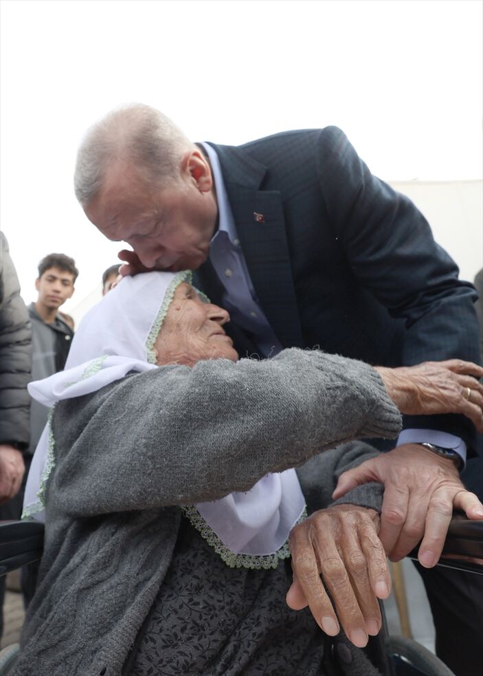 Cumhurbaşkanı Erdoğan, Afşin'de depremzedeleri kucakladı