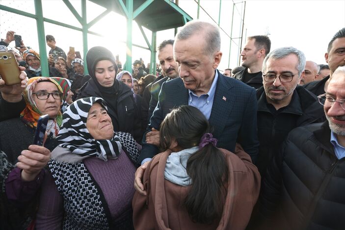 Cumhurbaşkanı Erdoğan, Afşin'de depremzedeleri kucakladı