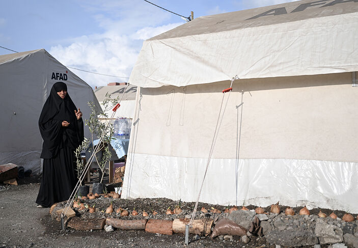 Depremin gölgesinde çadırlarda yaşayan kadınlar aileleri için savaşıyor