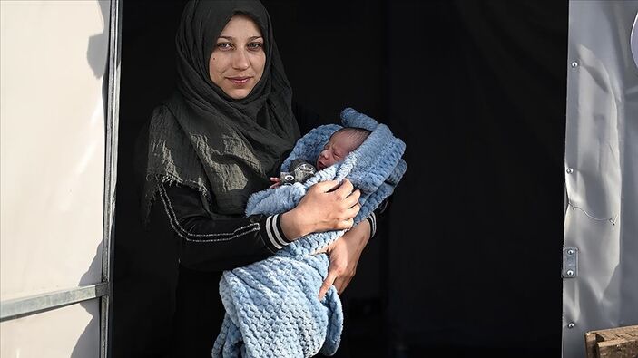 Depremin gölgesinde çadırlarda yaşayan kadınlar aileleri için savaşıyor