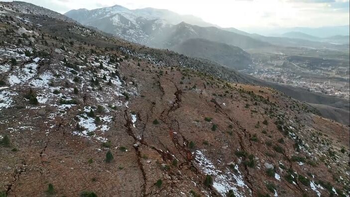 Kahramanmaraş'taki fay dağı ikiye böldü