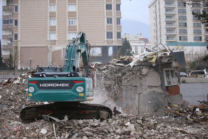 Kahramanmaraş'ta acil yıkılması gereken binaların yıkımına devam ediliyor