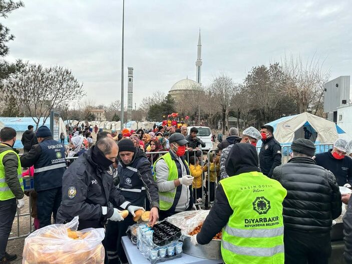 Diyarbakır'a giden 10 bin depremzede çadır kentlerde ağırlandı