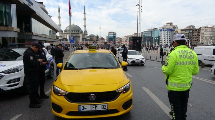 Kitlere izin verilmez!  Taksim'de helikopter destekli uygulama