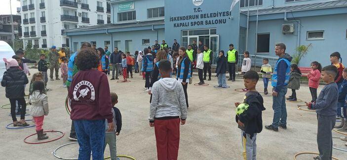 Hatay deprem bölgesinde polisler çocukların yüzünü güldürdü