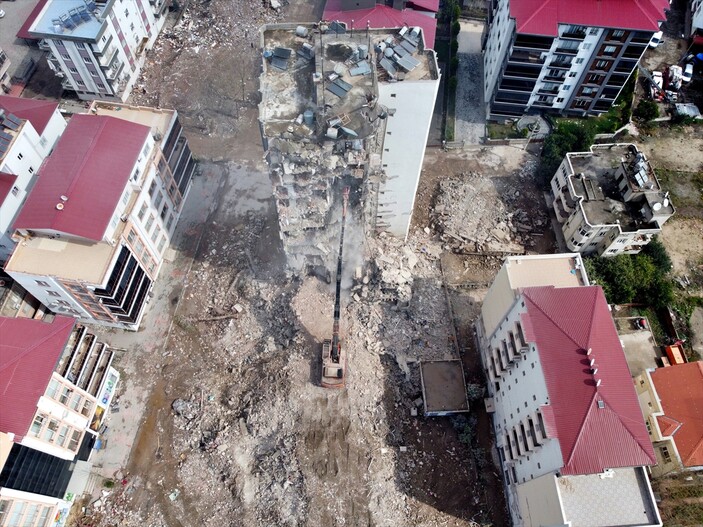 Osmaniye'de ağır hasarlı binaların yıkımı sürüyor