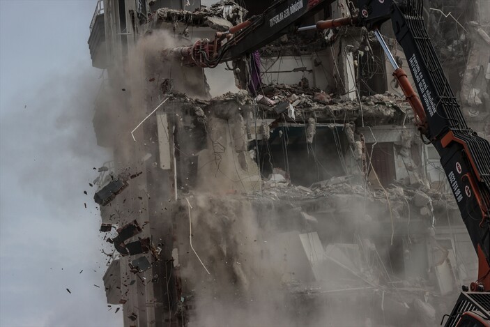 Depremin vurduğu Osmaniye'de ağır hasarlı binalarda çalışmalar sürüyor