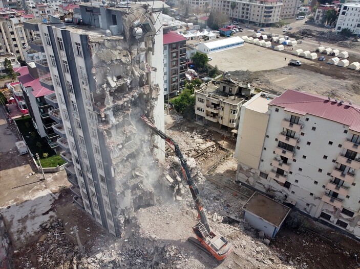 Depremin vurduğu Osmaniye'de ağır hasarlı binalarda çalışmalar sürüyor