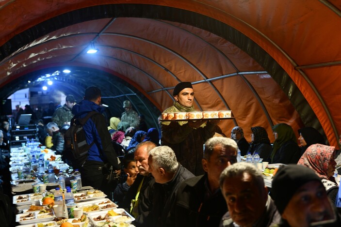 Çevre, Şehircilik ve İklim Değişikliği Bakanı Çorum, Muhammedçik'in çadırında depremzedelerle kahvaltı yaptı.