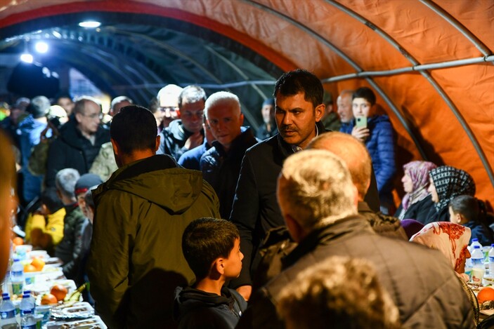 Çevre, Şehircilik ve İklim Değişikliği Bakanı Çorum, Muhammedçik'in çadırında depremzedelerle kahvaltı yaptı.
