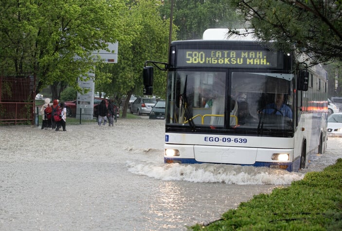 Ankara'da yağmur sonrası araçlar su birikintilerine kapıldı.