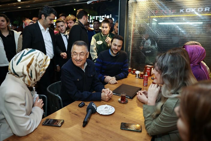 Cumhurbaşkanı Yardımcısı Fuat Oktay, gençlerle Kukurek yedi.