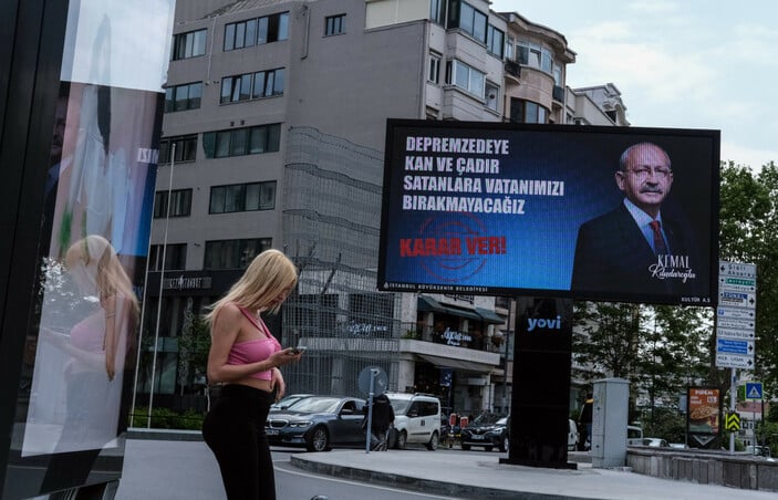 İstanbul sokaklarında ve meydanlarında afiş yarışı