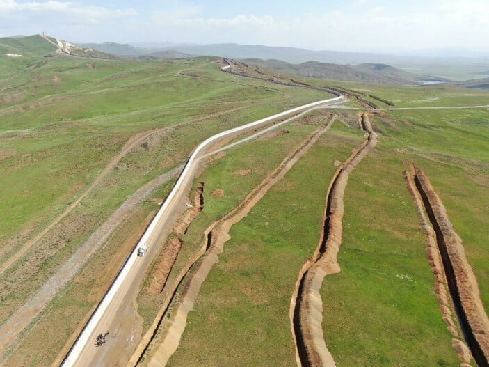 Türkiye-İran sınırında kaçak geçişe izin verilmiyor!  96 kilometrelik duvar örüldü